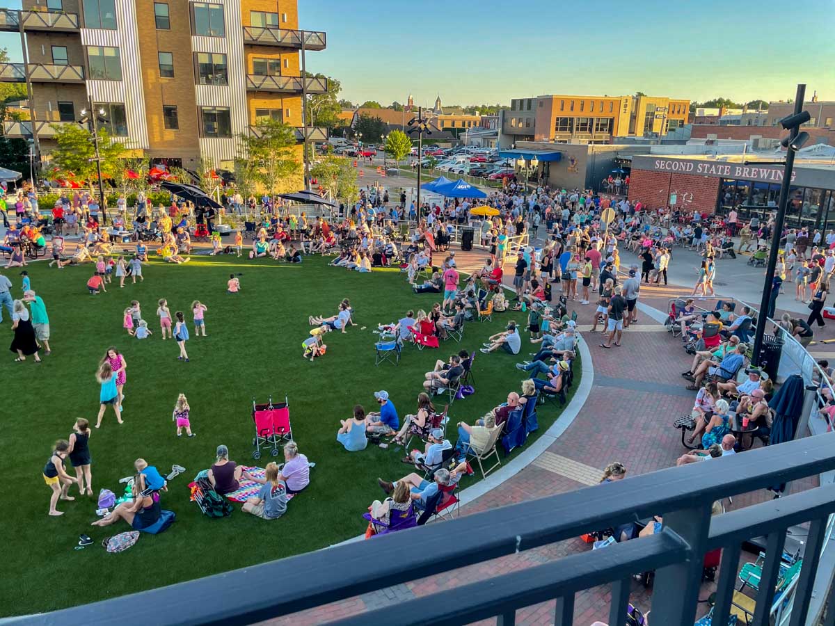 Live to 9 crowd at River Place Plaza