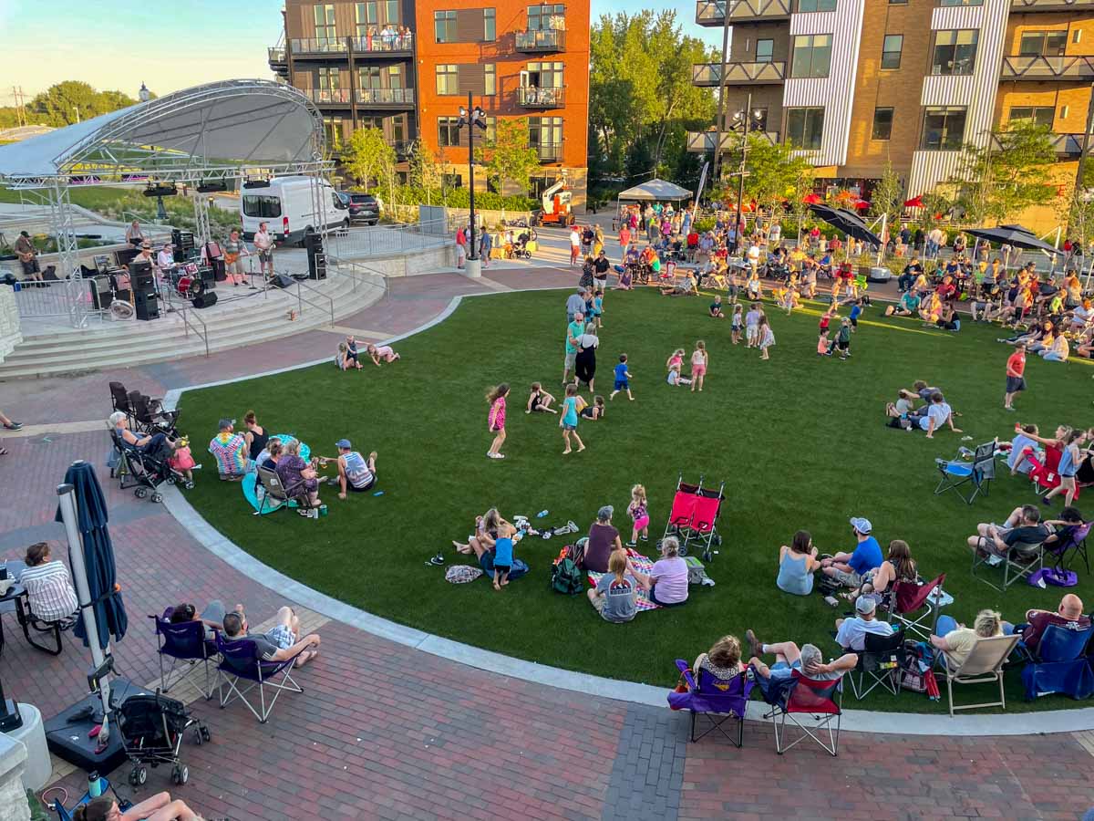 Live to 9 crowd at River Place Plaza